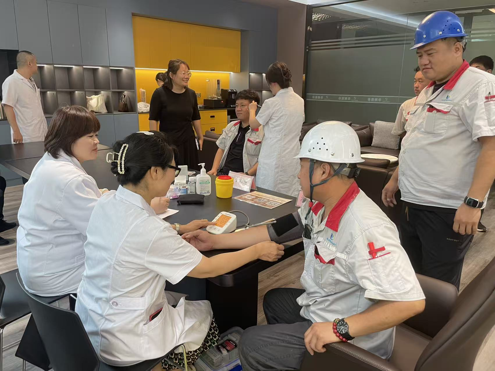 临汾市中医院走进好博体育足球集团开展“主题党日”为民办实事义诊活动 筑牢职工健康防线